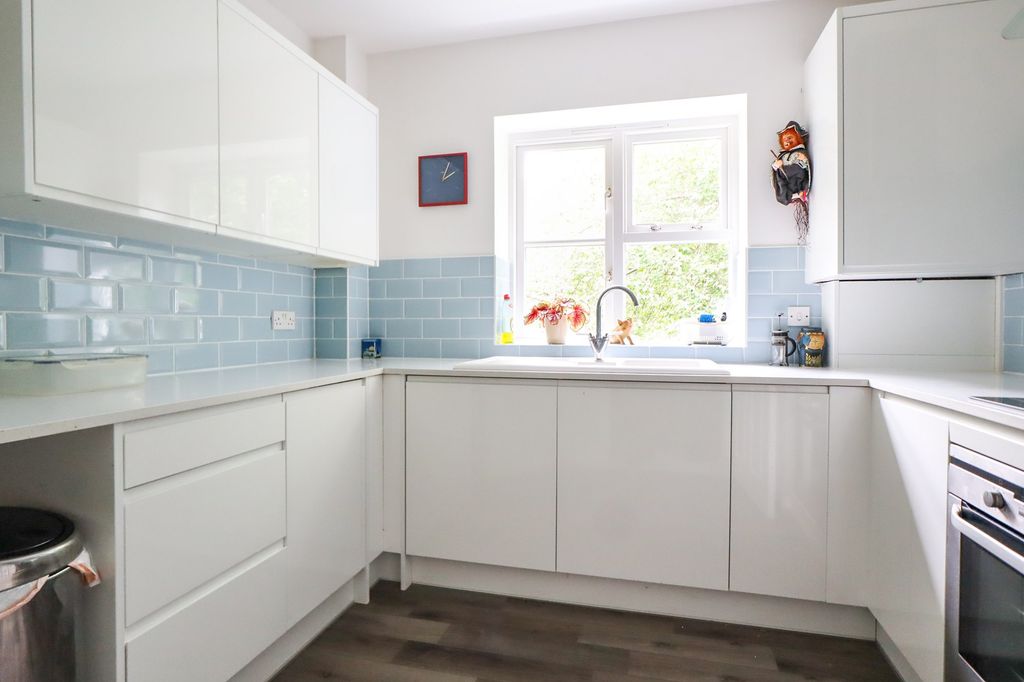 Additional image 4 of 2 bed flat for saleSun Lane, Harpenden AL5