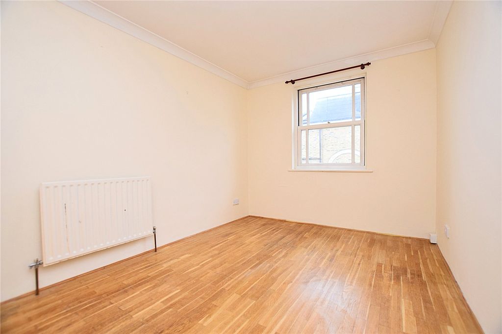 2 bed flat for saleDeerhurst Crescent, Hampton Hill TW12 photo 3
