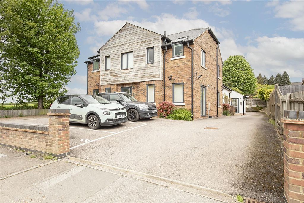 2 bed flat for saleLuton Road, Harpenden AL5