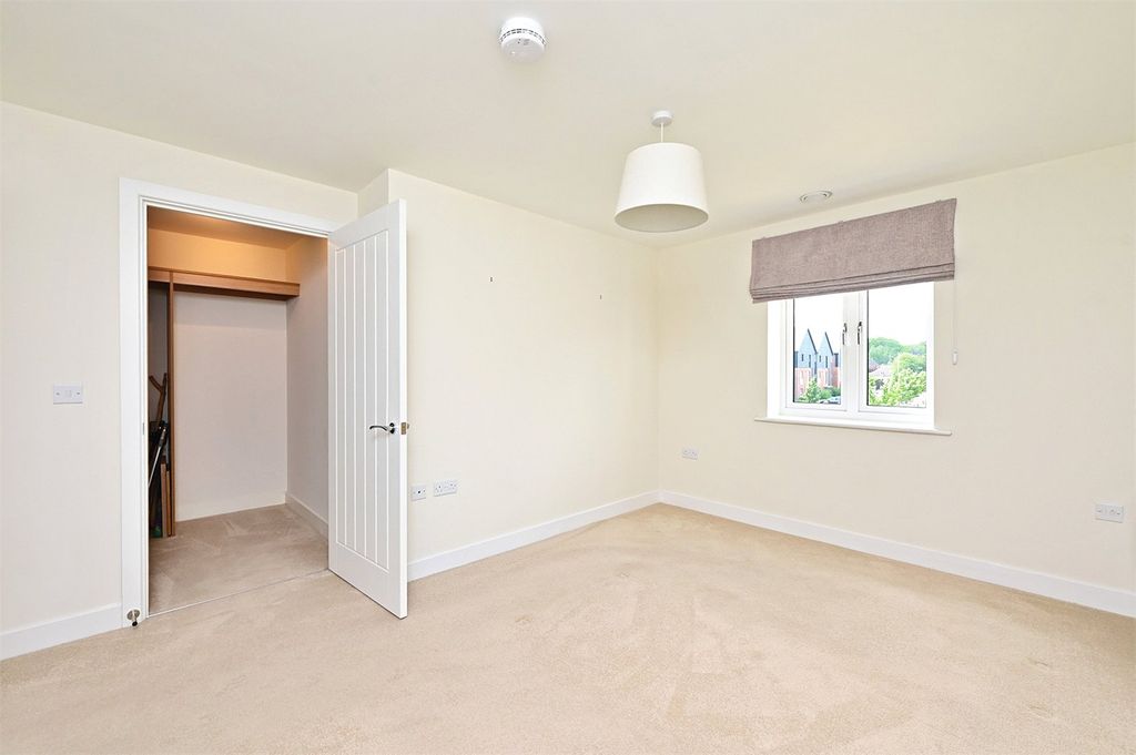 Additional image 8 of 1 bed flat for saleStation Road, Hook, Hampshire RG27