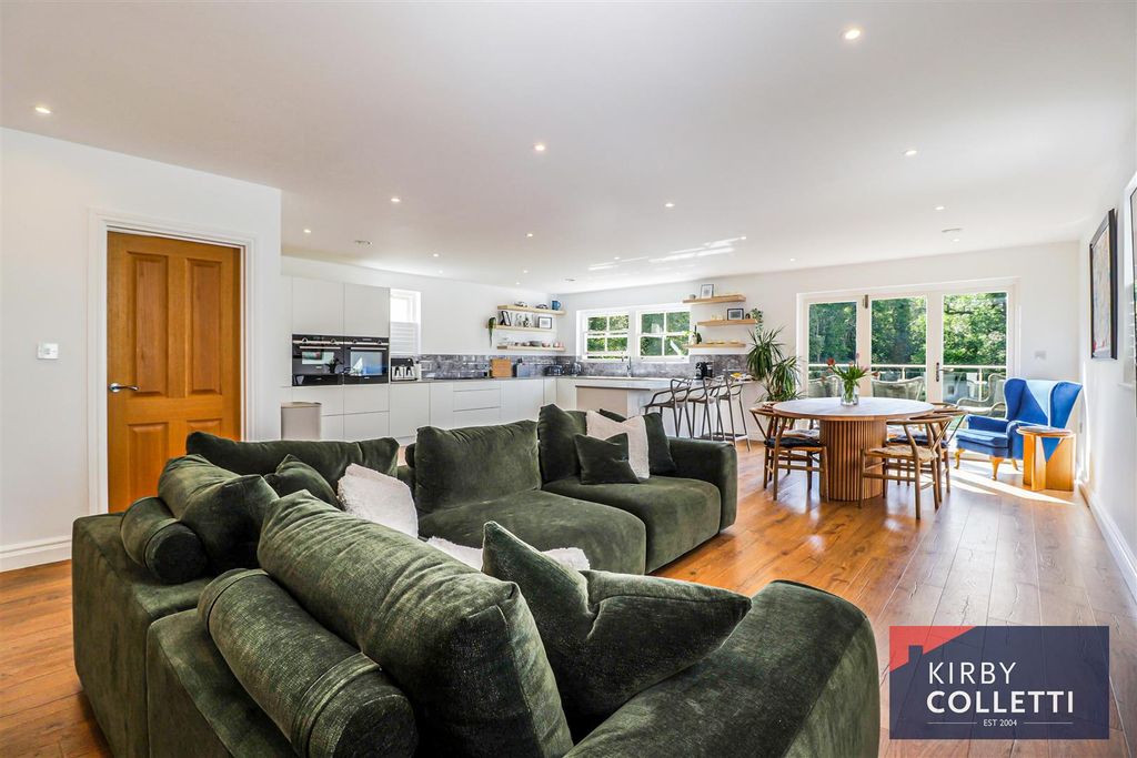 Additional image 3 of 5 bed detached house for saleWoodlands Drive, Hoddesdon EN11