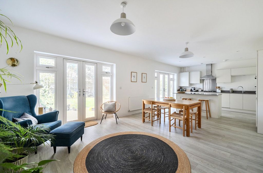 Additional image 4 of 5 bed detached house for saleUnwin Close, Hook, Hampshire RG27