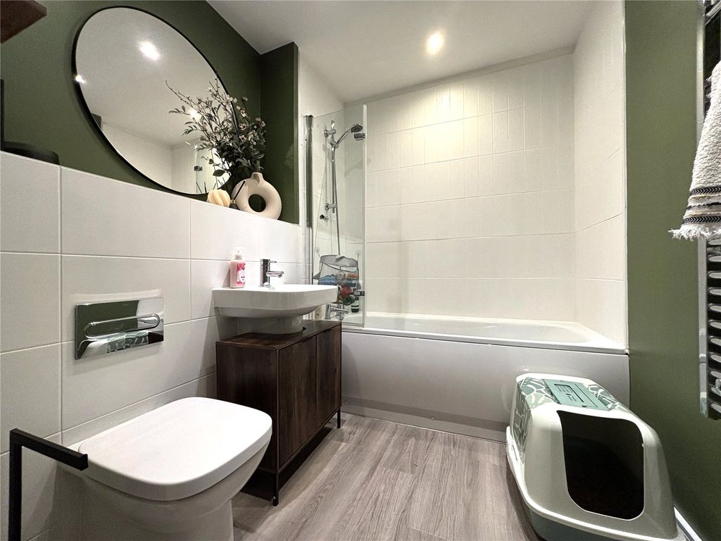 Additional image 8 of 2 bed flat for saleStation Road, Hook, Hampshire RG27