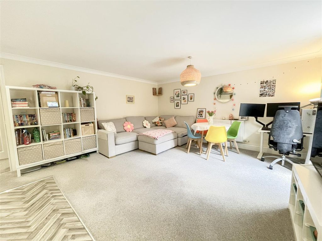 2 bed flat for saleStation Road, Heathfield TN21 photo 4