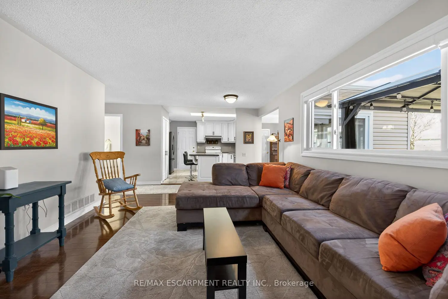 232 Silverbirch Boulevard photo 2