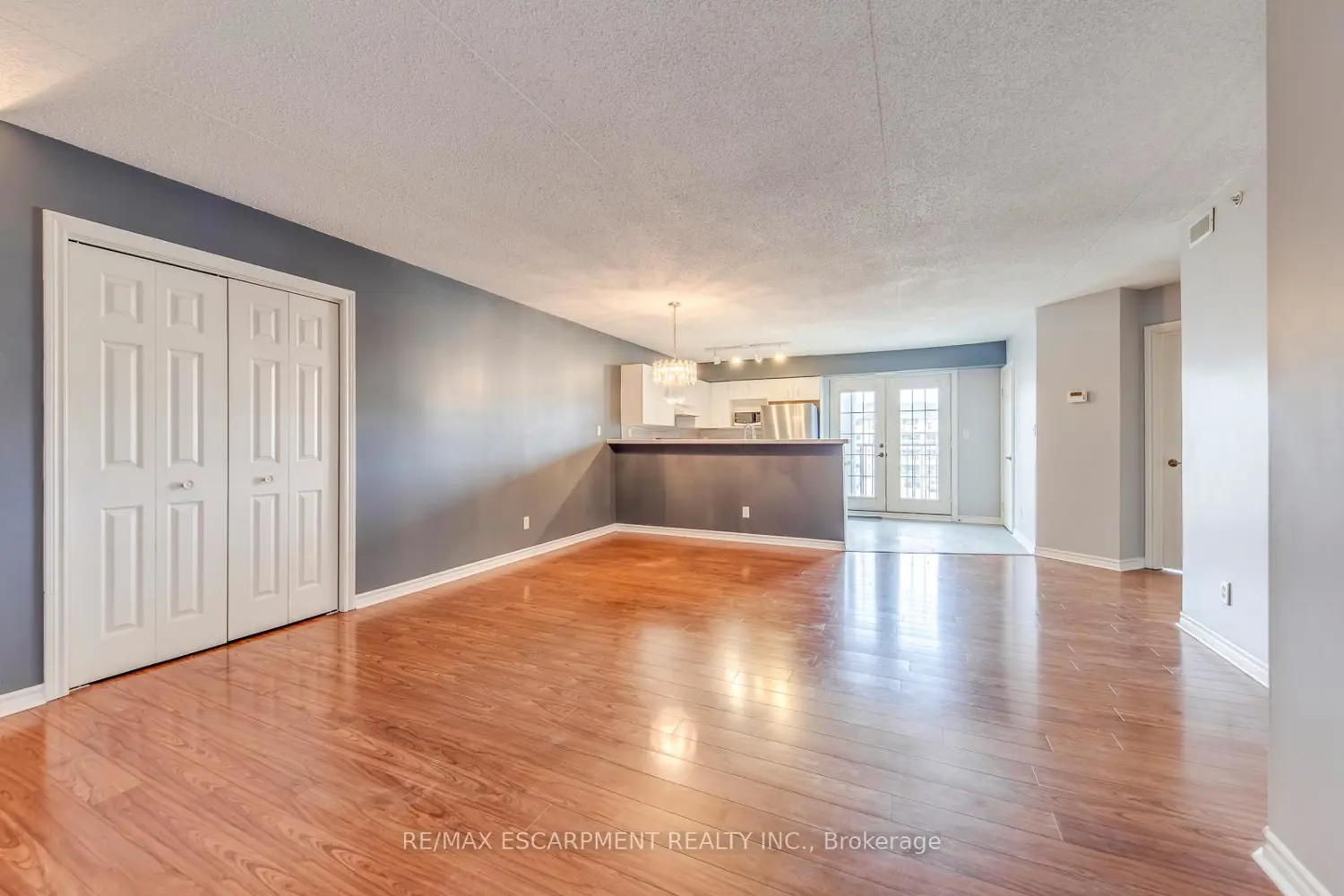 1411 Walkers Line 302 photo 3