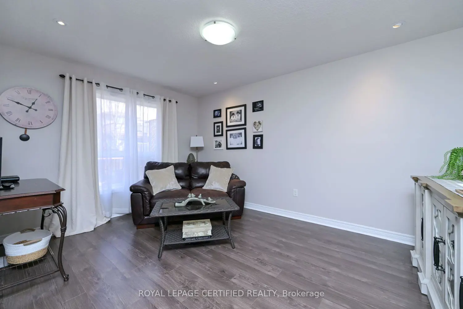 102 Oakes Crescent photo 5