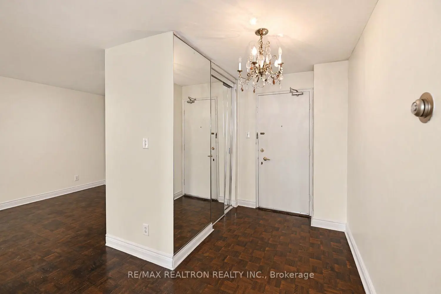 581 Avenue Road 501 photo 3