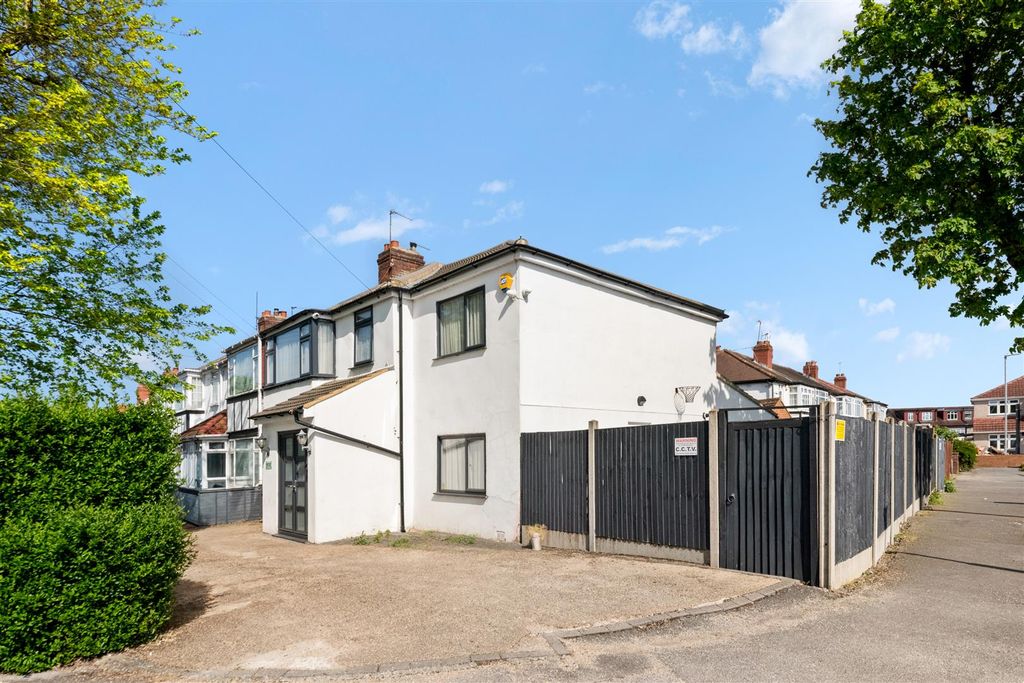 5 bed semi-detached house for saleWhittington Avenue, Hayes UB4