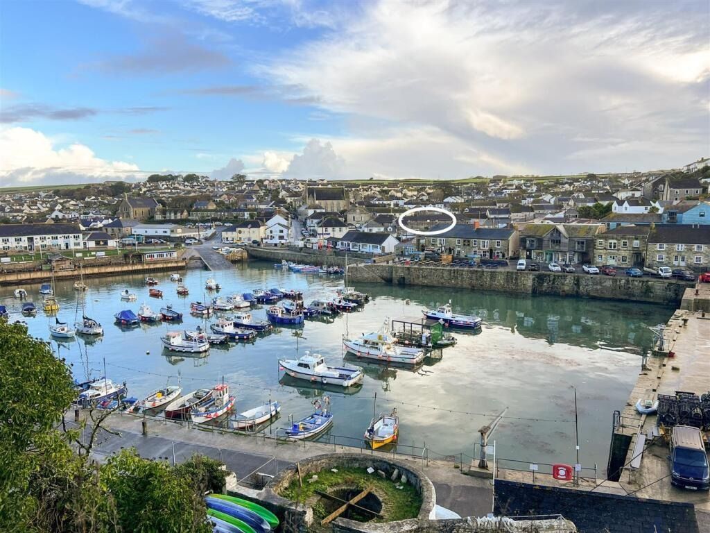 2 bed flat for saleGround Floor Flat Near Harbour, Porthleven TR13