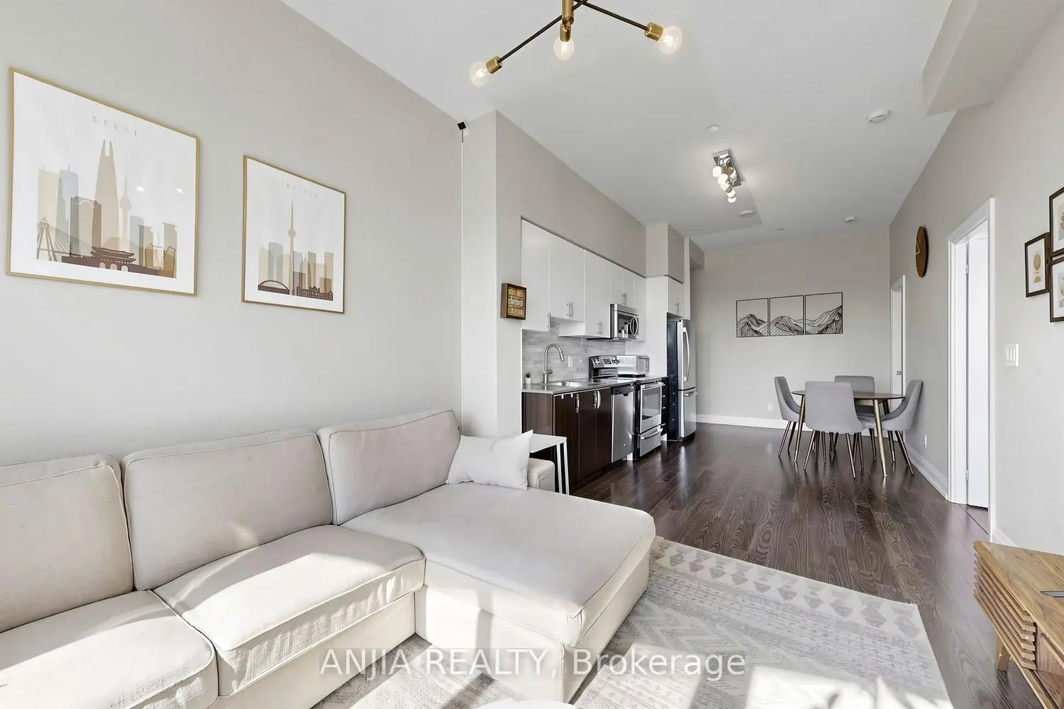 7161 Yonge Street 331 photo 2