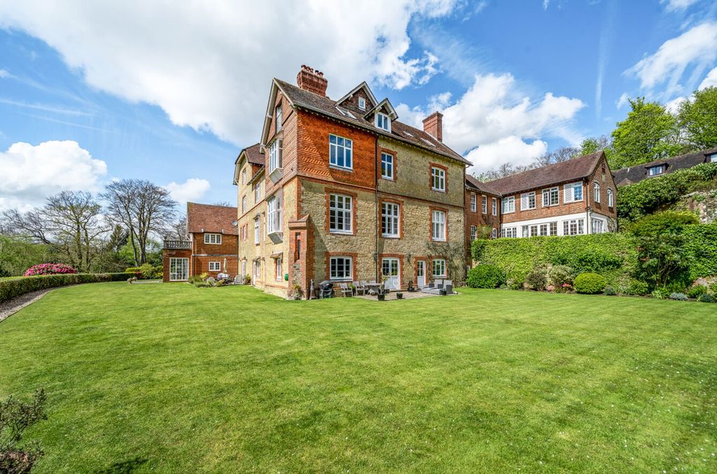 2 bed flat for saleFernden Heights, Haslemere GU27