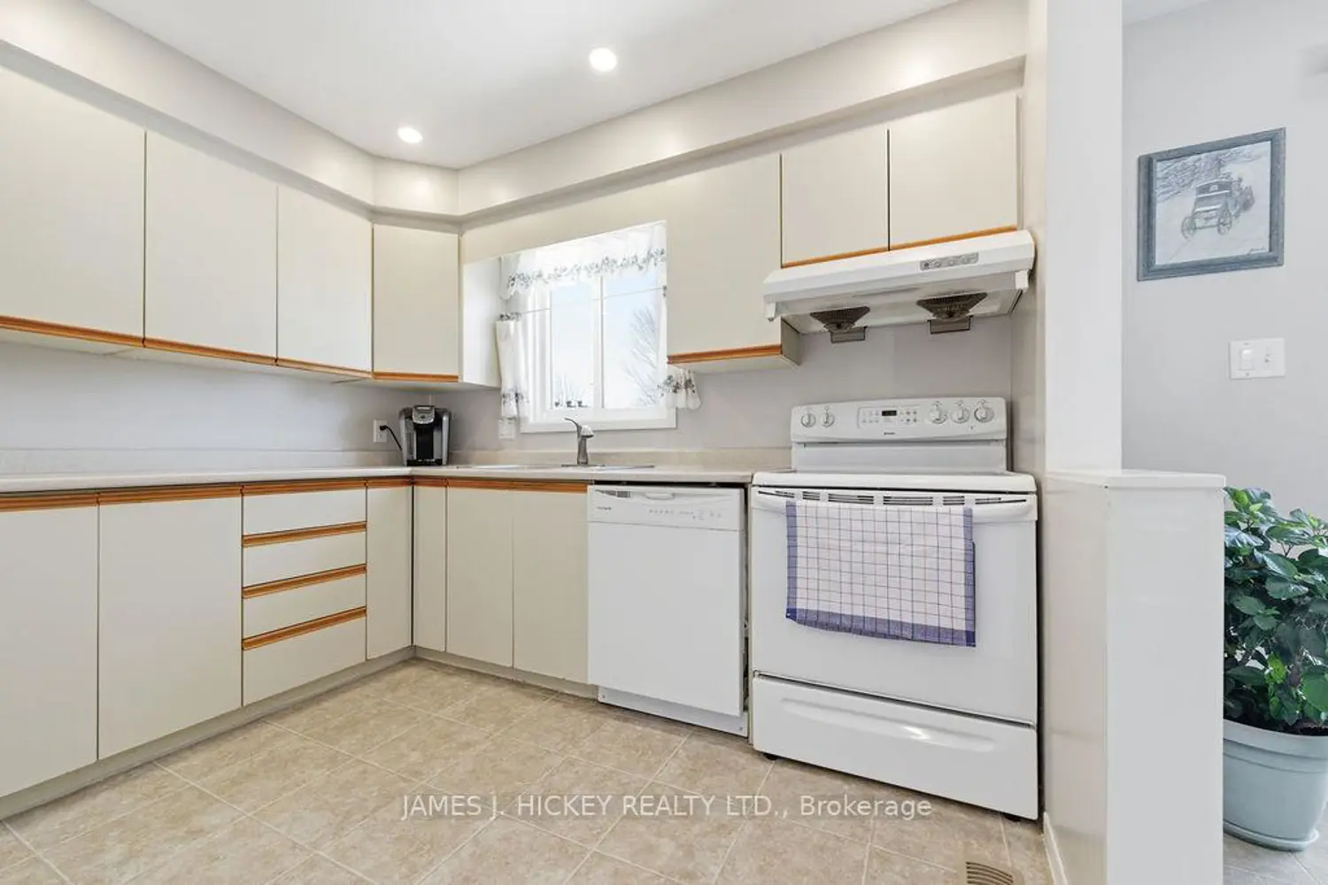 101 Frontenac Crescent photo 3