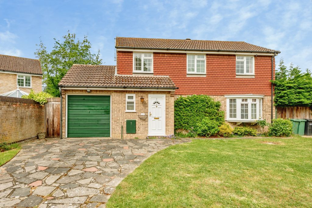 4 bed detached house for saleBirchwood Close, Horley RH6
