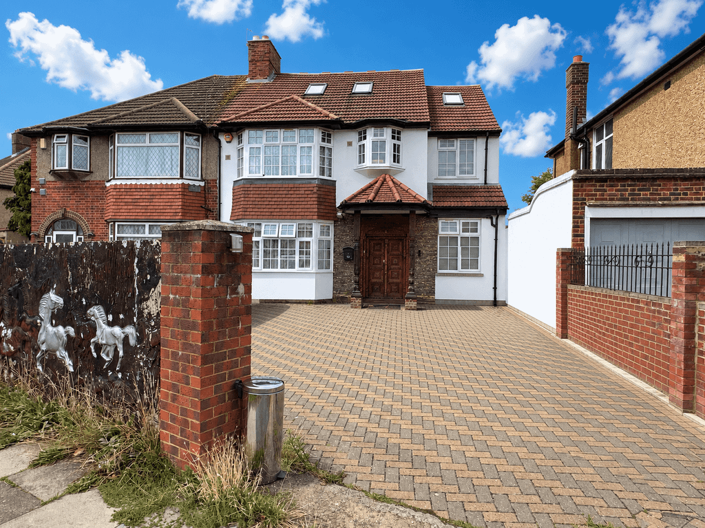 6 bed semi-detached house for saleBurns Way, Hounslow TW5