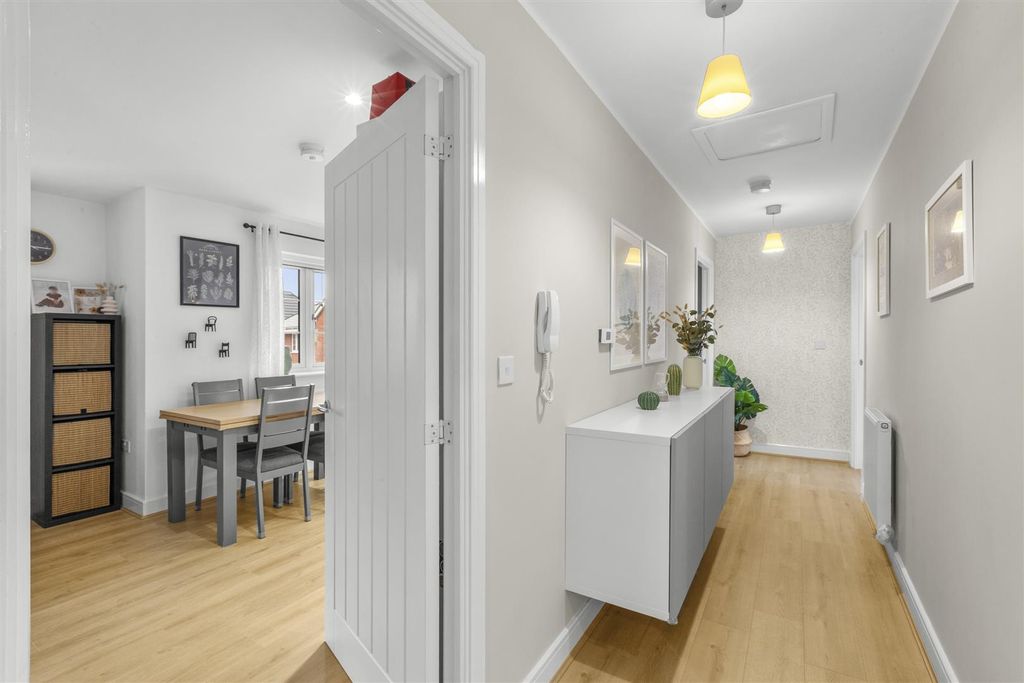2 bed flat for salePine Trees, Kilty Place, High Wycombe HP11 photo 5