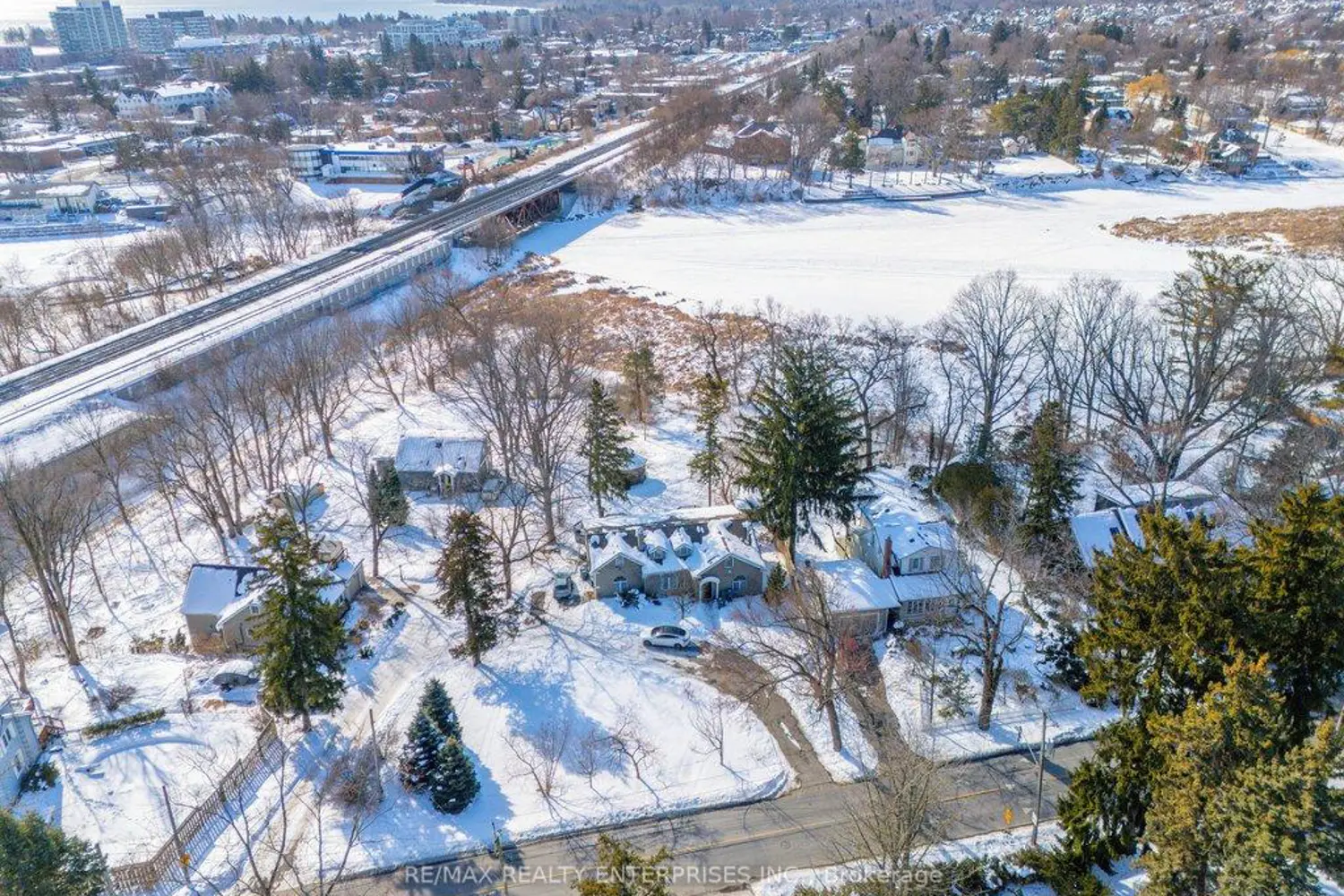 1168 Stavebank Road photo 4