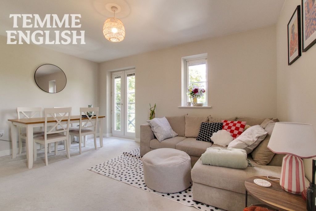 2 bed flat for saleTemple Way, Rayleigh SS6 photo 2