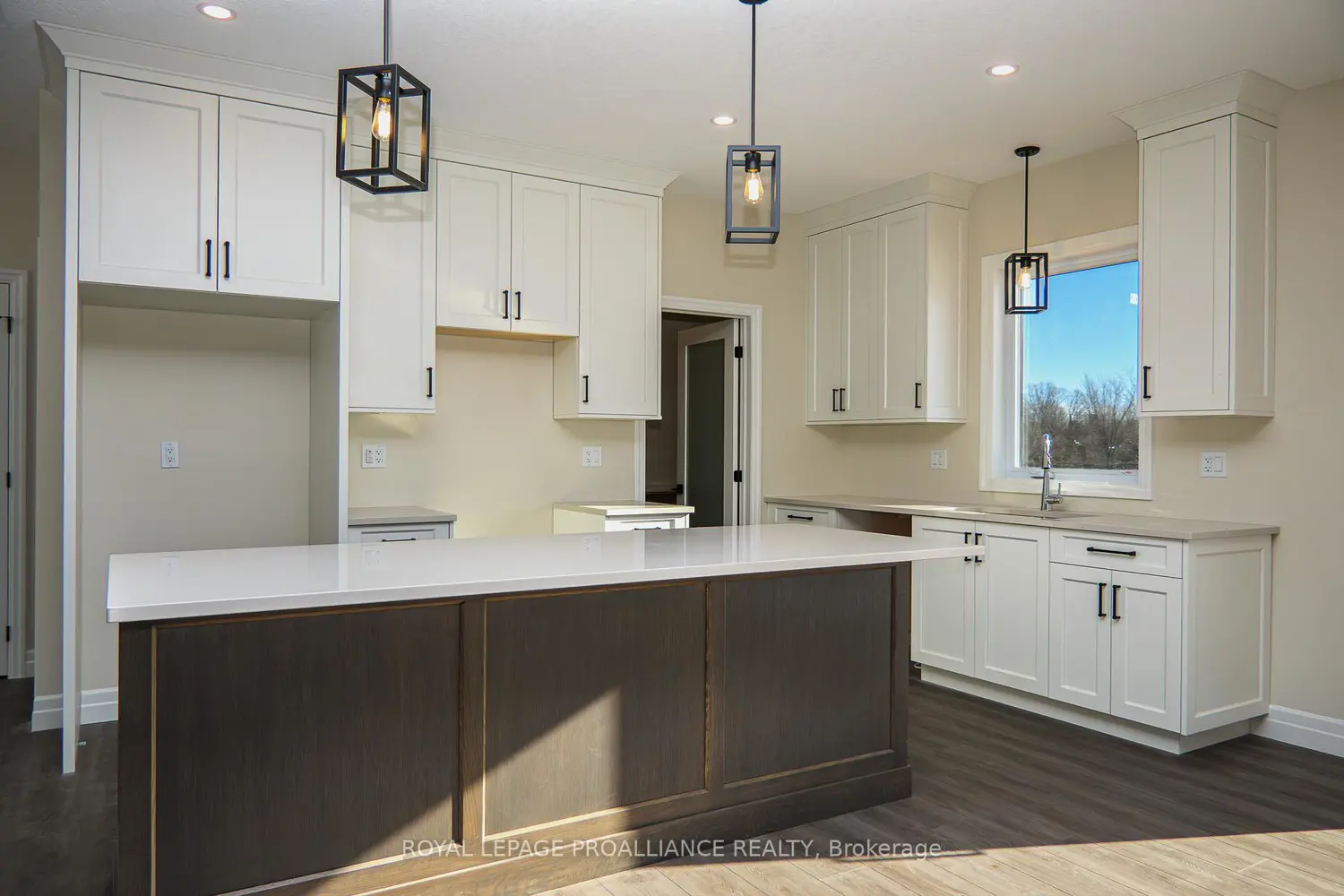 2461 Victoria Road photo 5