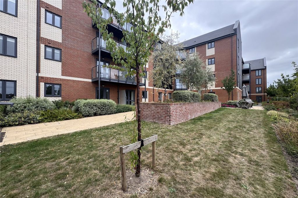 Additional image 11 of 2 bed flat for saleStation Road, Hook, Hampshire RG27