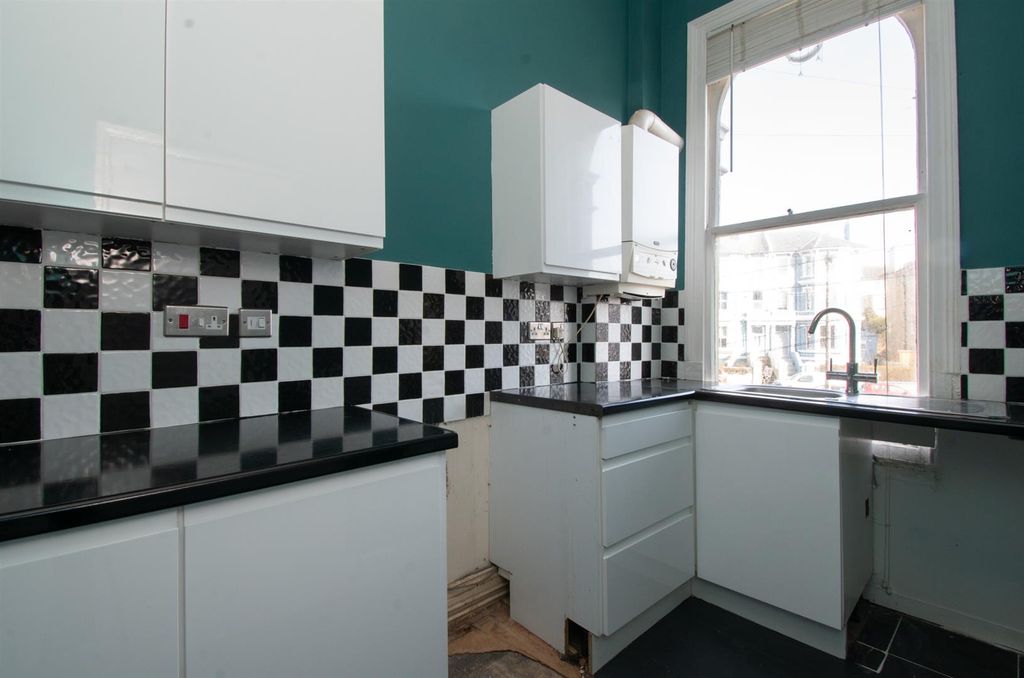 2 bed flat for saleCarisbrooke Road, St. Leonards-On-Sea TN38 photo 3