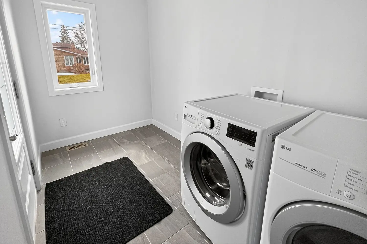 756 Laval Street photo 4