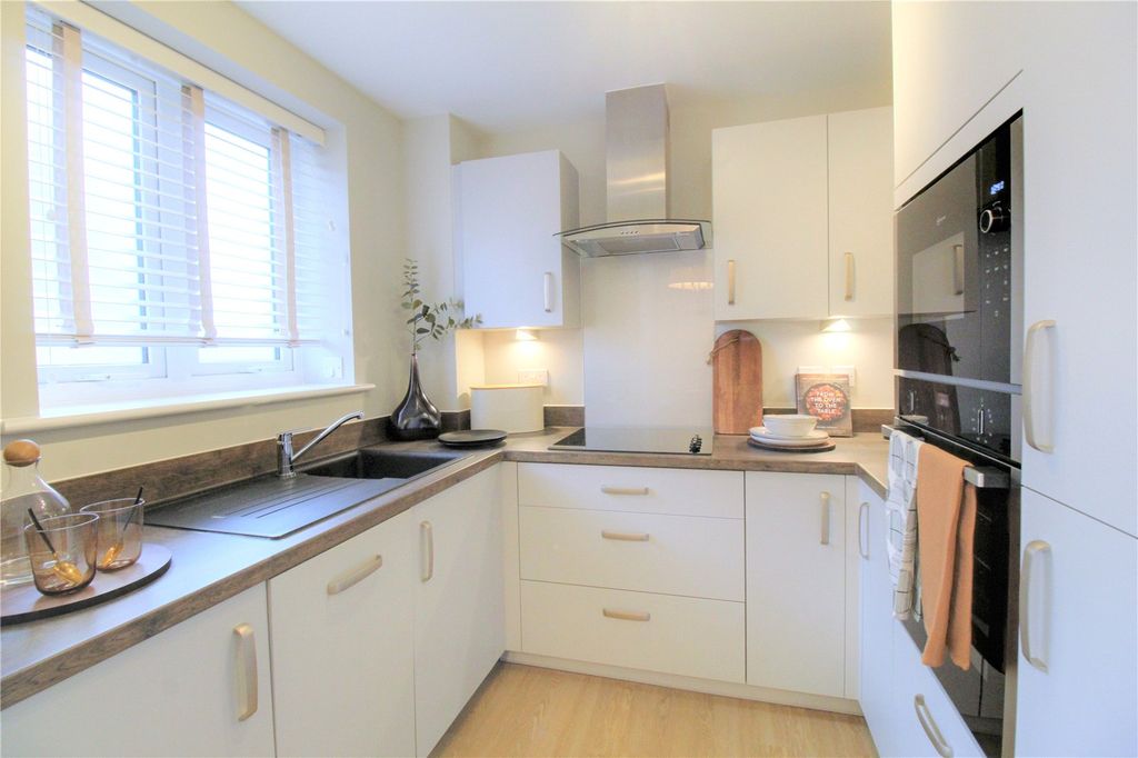 2 bed flat for saleStation Road, Hook, Hamshire RG27 photo 4