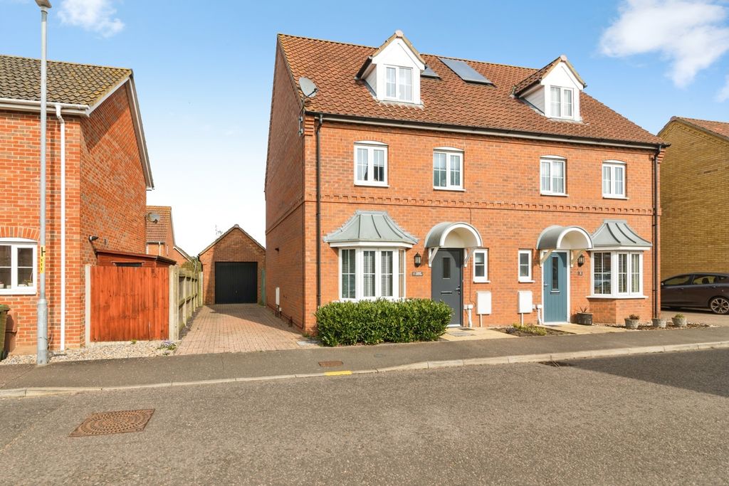 4 bed semi-detached house for saleRobin Avenue, Harleston, Norfolk IP20