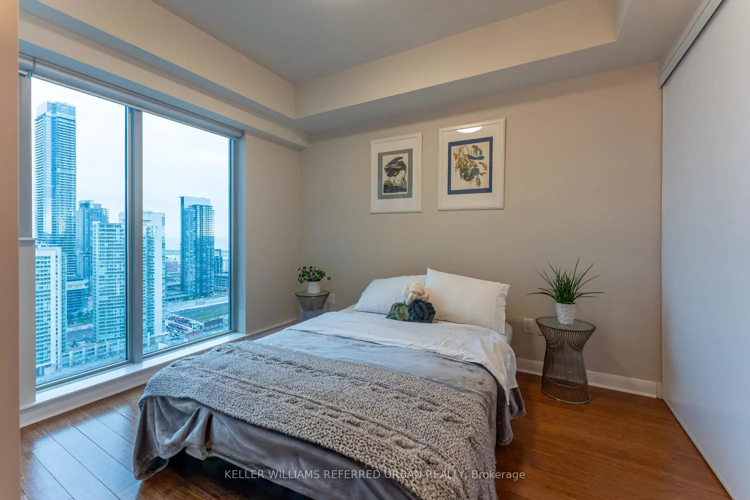 375 King Street 2903 photo 3