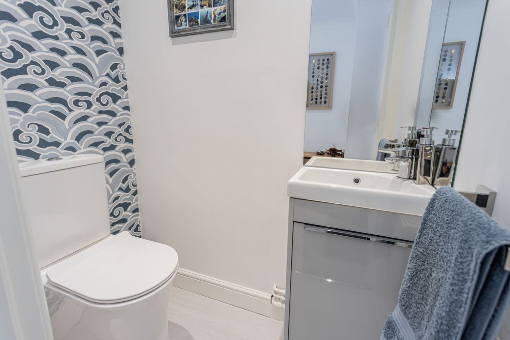 Additional image 10 of 2 bed flat for saleGrovelands, Horley RH6