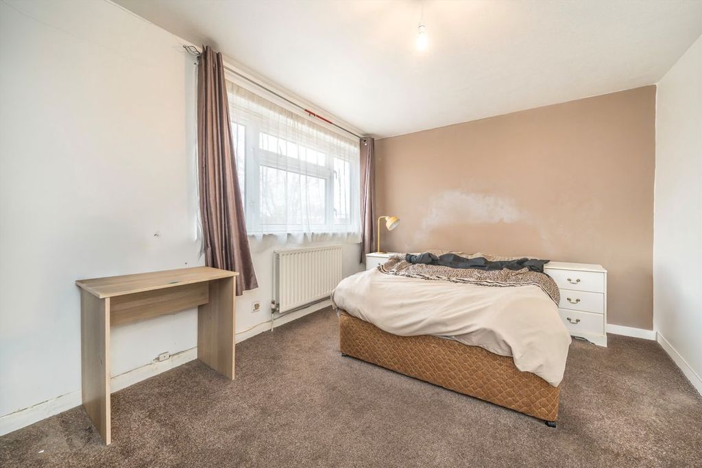 2 bed maisonette for saleTaylor Close, Hampton Hill TW12 photo 3