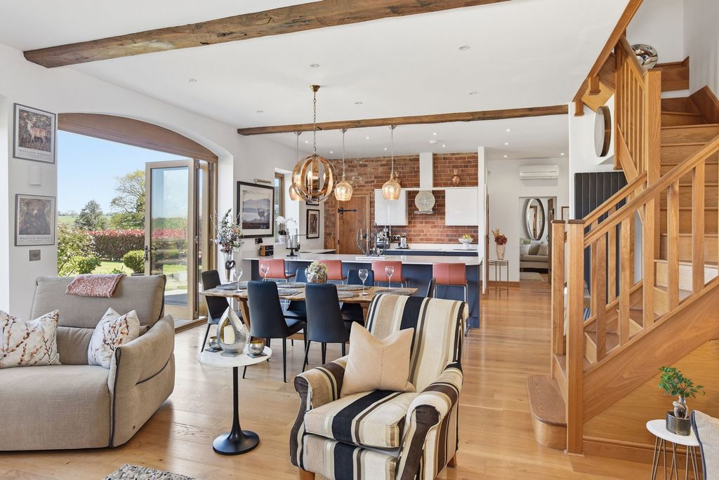 3 bed barn conversion for saleThree Arch Barn, Botley Hill, Henley In Arden B95 photo 4