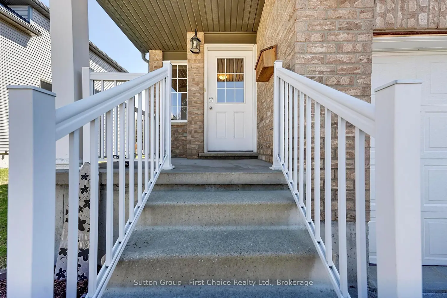 670 Reid Crescent photo 2