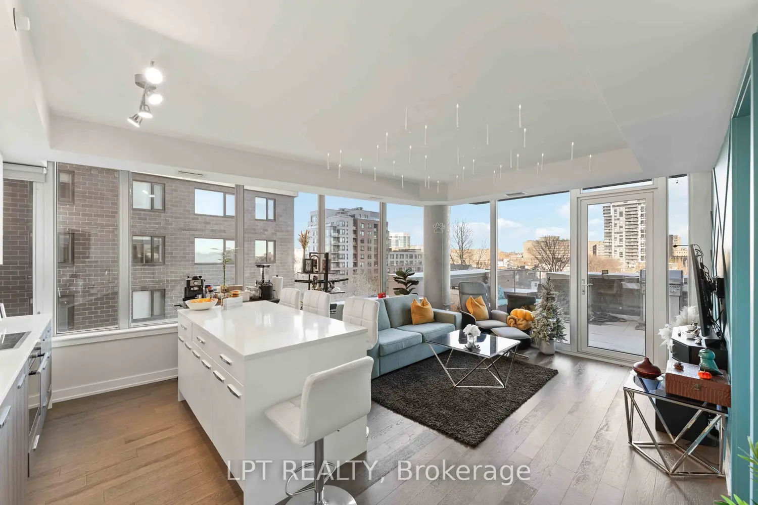 111 Champagne Avenue 307 photo 2