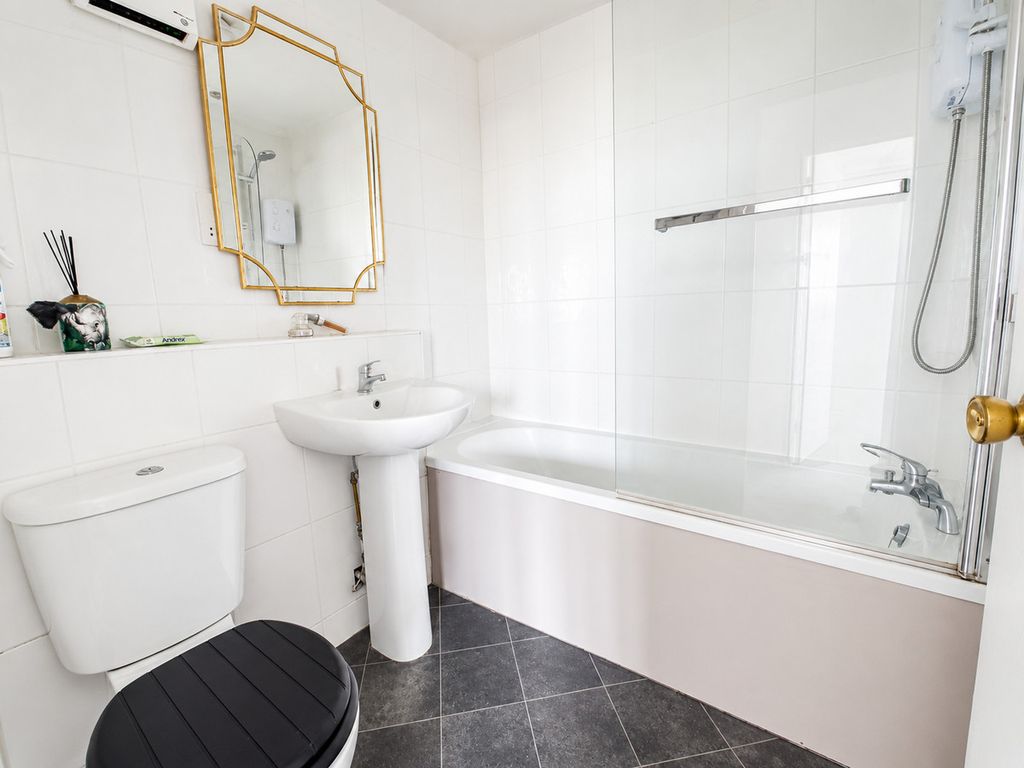 Additional image 6 of 1 bed flat for saleHedingham Place, Rochford SS4