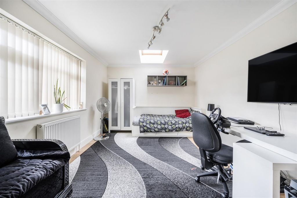 Additional image 19 of 6 bed detached house for saleMerlewood Close, High Wycombe HP11