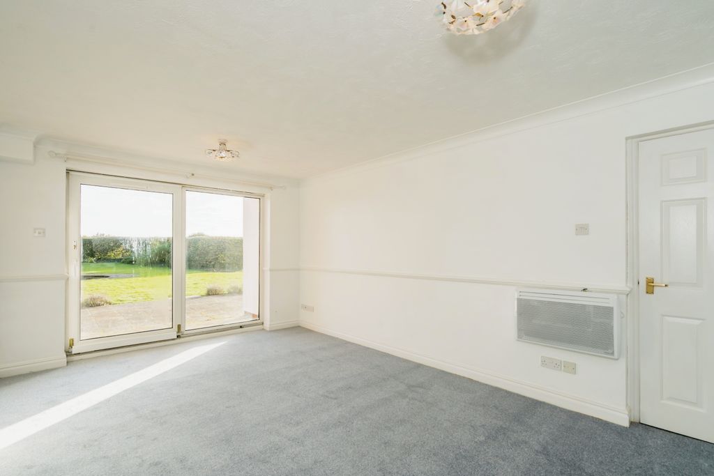 Additional image 8 of 1 bed flat for sale390 Sea Front, Hayling Island PO11