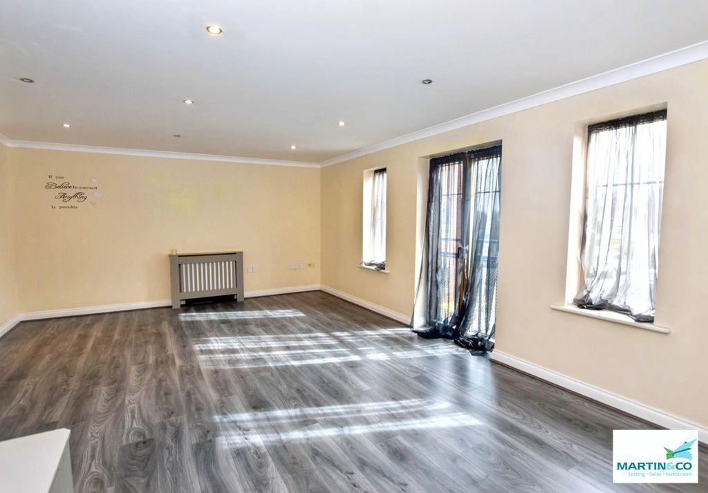 2 bed flat for saleWeavers Court LE10 photo 4