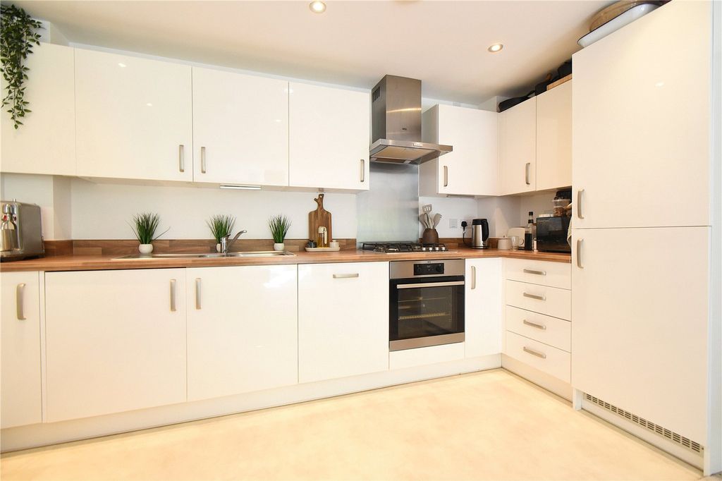 Additional image 7 of 2 bed flat for saleCarter Court, Hook, Hampshire RG27