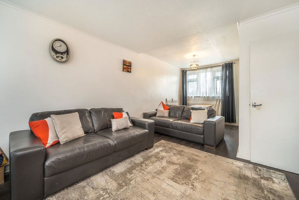 2 bed maisonette for saleTaylor Close, Hampton Hill TW12 photo 5