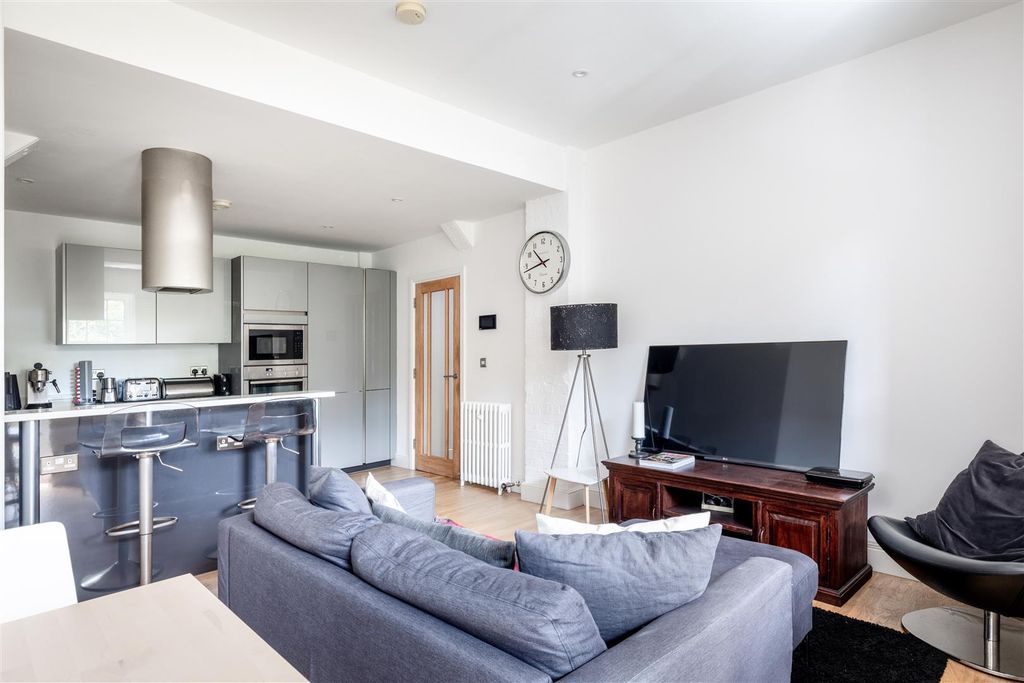 2 bed flat for saleStation Quarter Apartments, Boltro Road, Haywards Heath RH16 photo 3