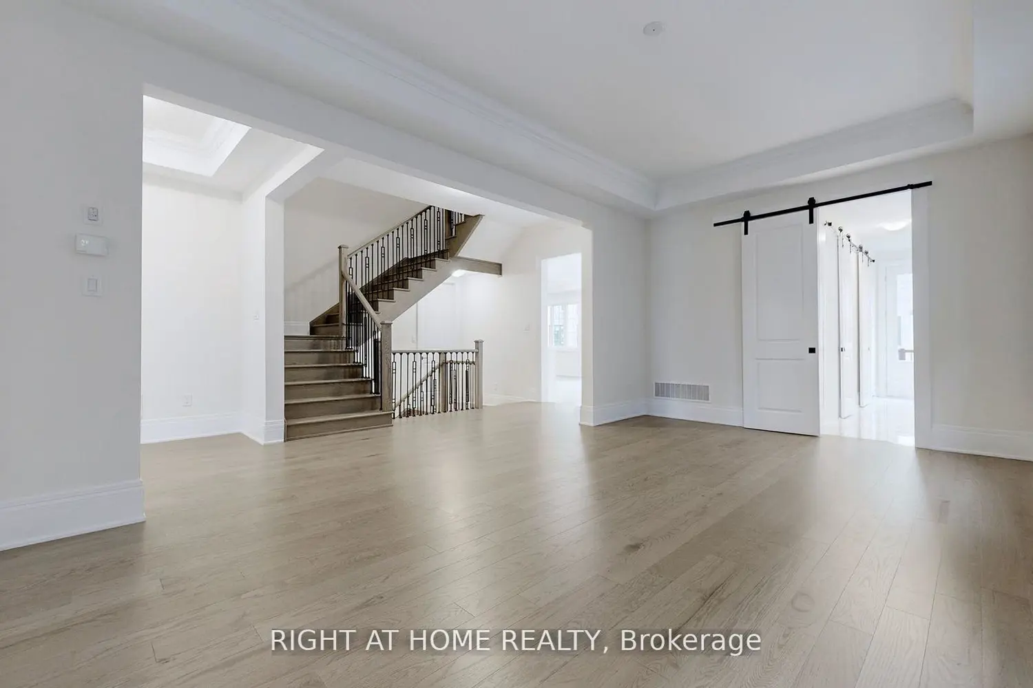 7 Adario Crescent photo 5