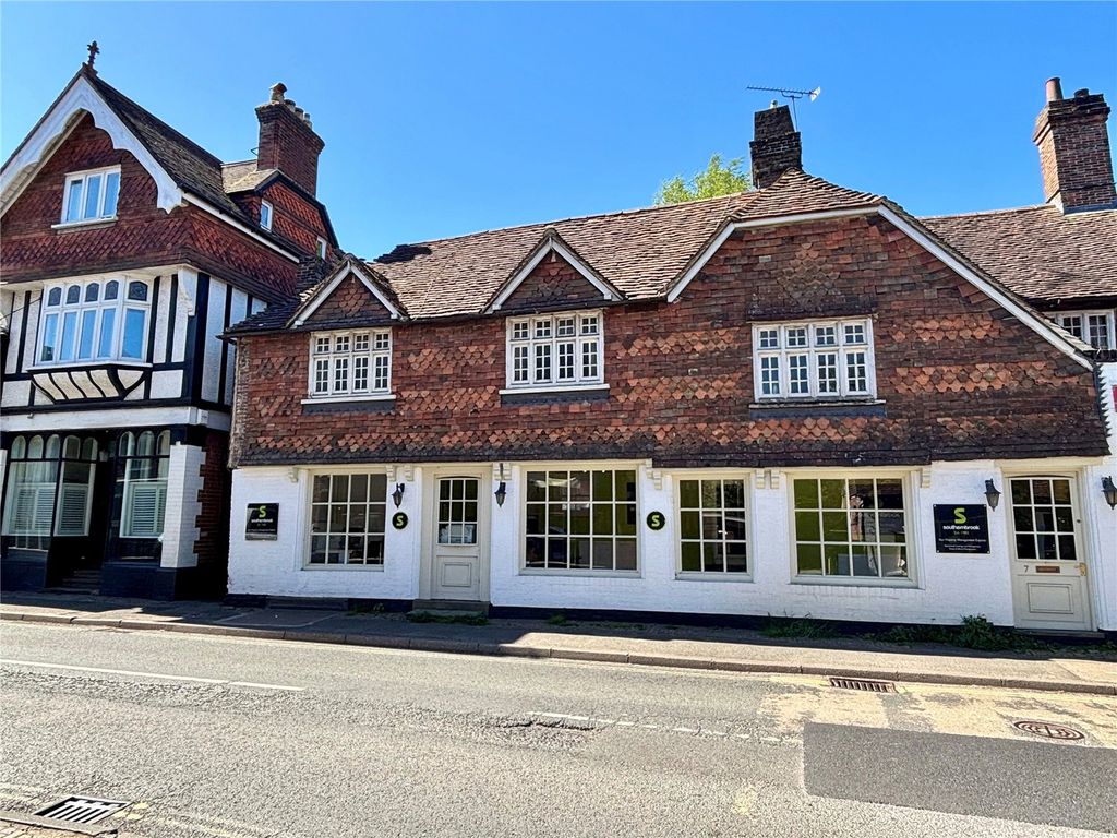 2 bed flat for salePetworth Road, Haslemere, Surrey GU27