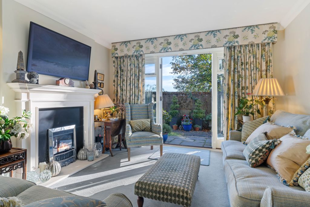 2 bed flat for saleHigh Street, Haslemere GU27