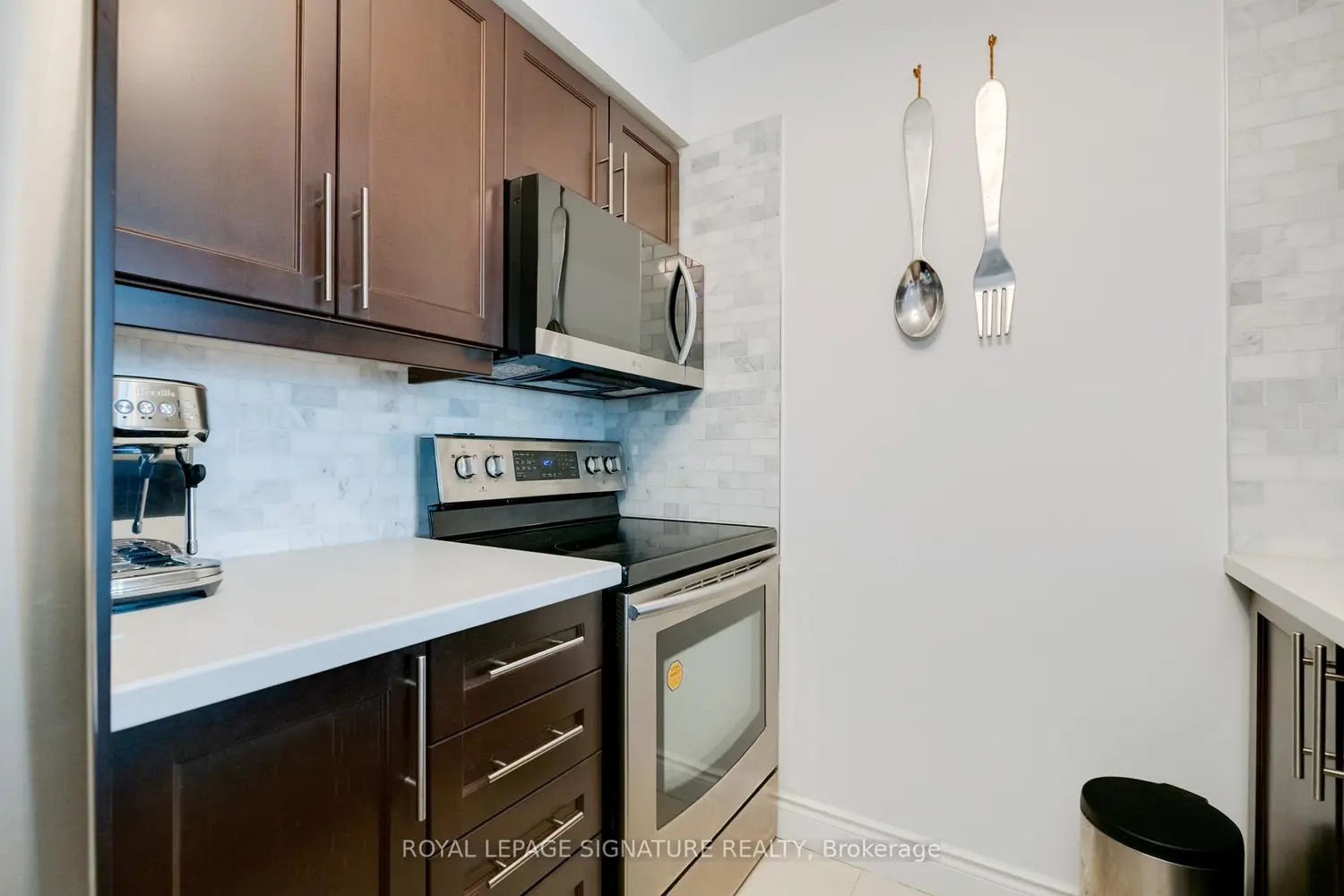 15 Greenview Avenue 2408 photo 5