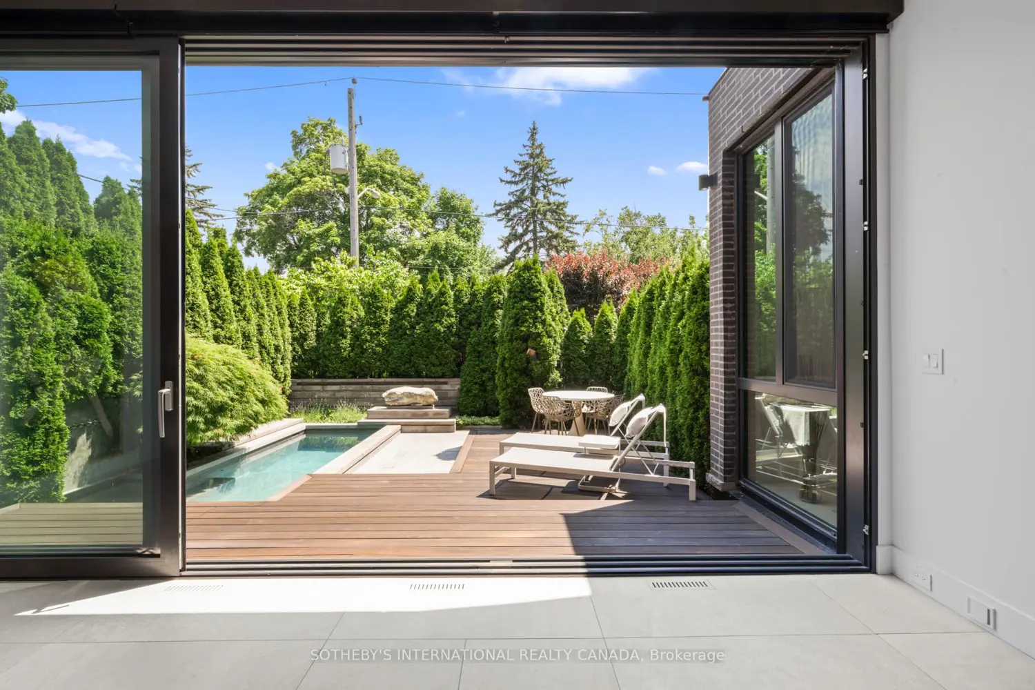 108 Stratford Crescent photo 5