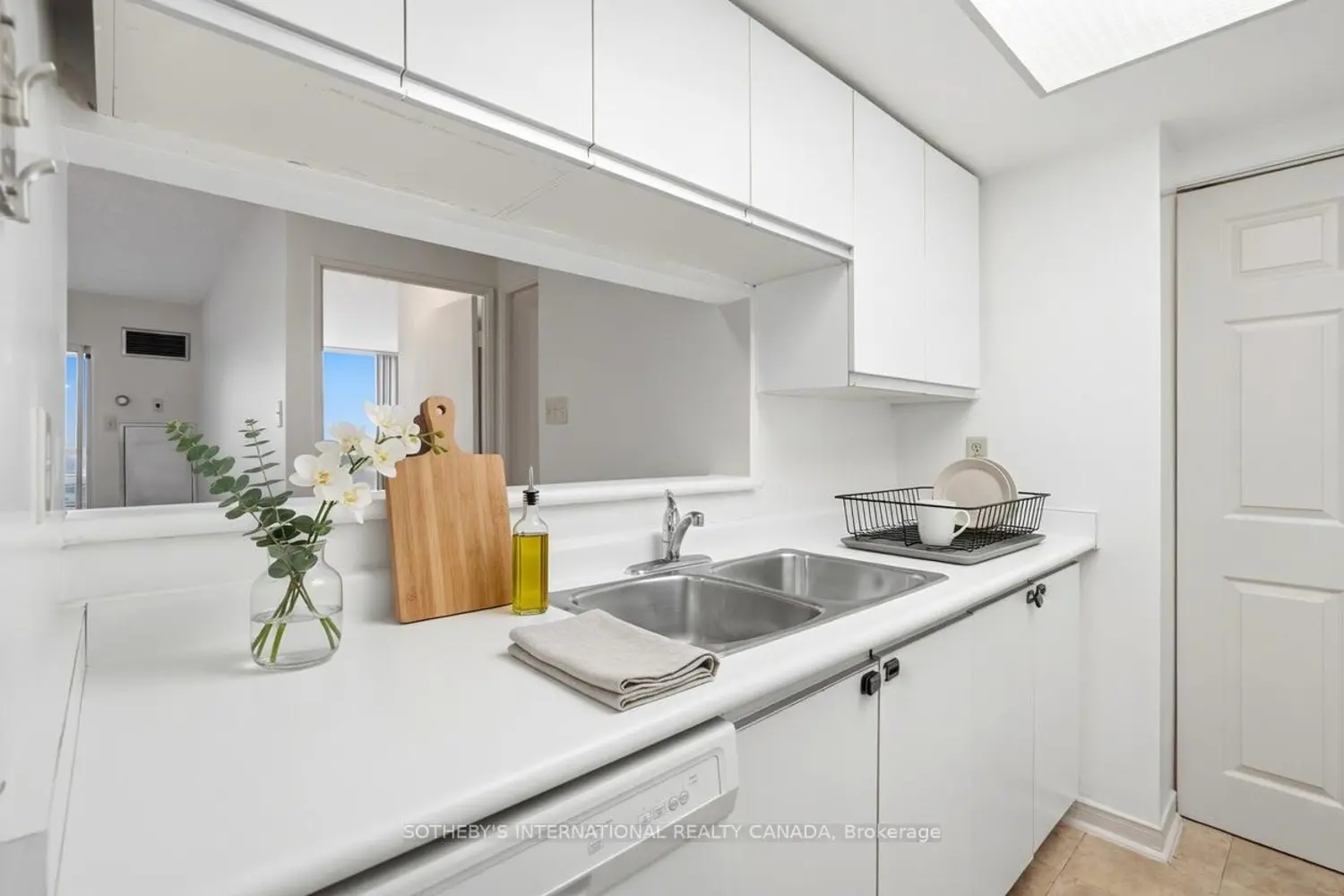 75 King Street 1709 photo 3