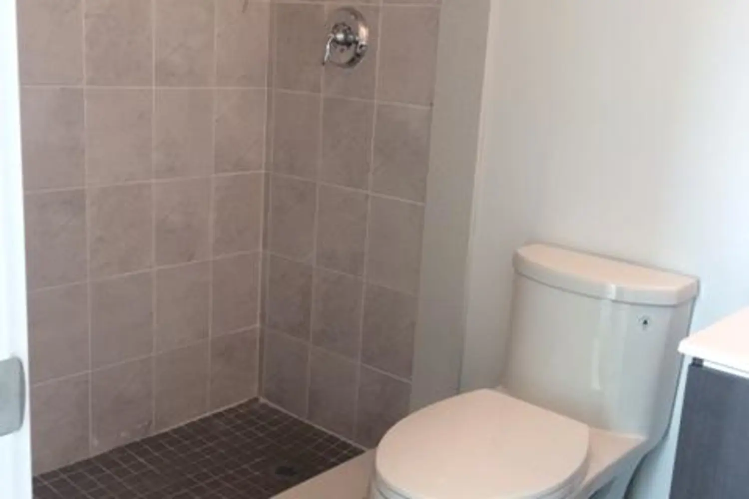 Additional image 6 of 1215 Bayly Street 1409