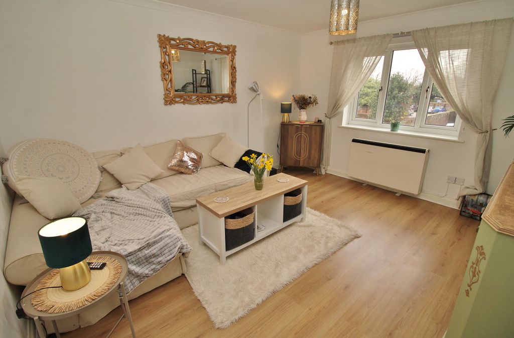 Additional image 5 of 2 bed flat for saleEmpire Court, East Street, Havant PO9