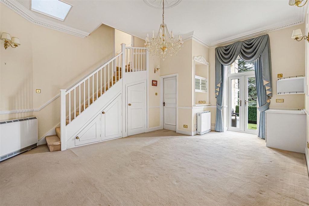 2 bed flat for saleWare Park Manor, Ware SG12 photo 5